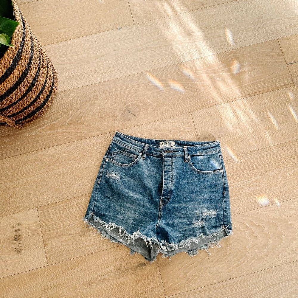 Free People We The Free CRVY Vintage High-Rise Shorts Distressed Denim Size 33
